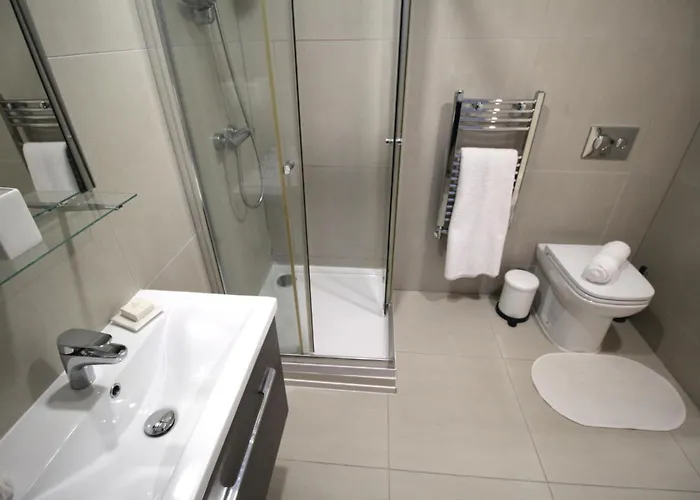 Apartment 3 Bed Cozy - Next To Leeds Centre & *